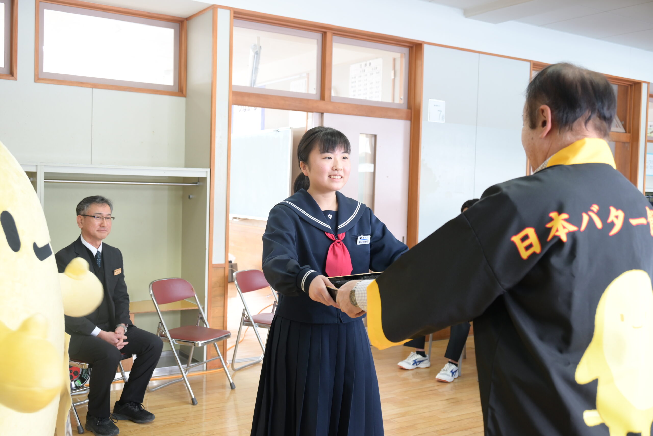 令和7年1月中学生への「点が伸びる 合格祈願バター餅」贈呈